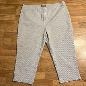Chico’s Seersucker Capri pants size 2.5